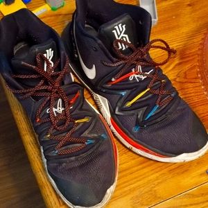 Limited edition "Friends" shoe Kyrie Irving